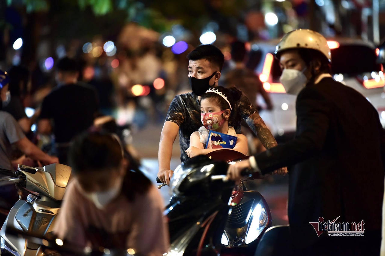'Biển người' ở Hà Nội đổ ra đường vui Trung thu sau ngày dài giãn cách