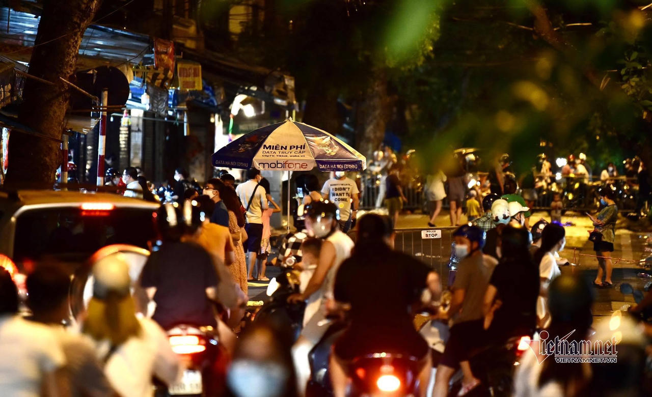 'Biển người' ở Hà Nội đổ ra đường vui Trung thu sau ngày dài giãn cách