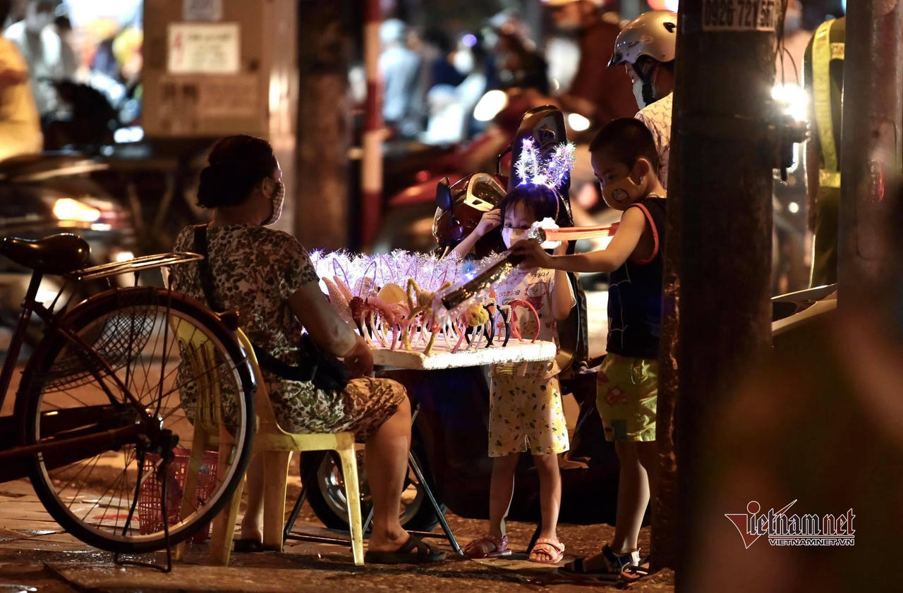 'Biển người' ở Hà Nội đổ ra đường vui Trung thu sau ngày dài giãn cách