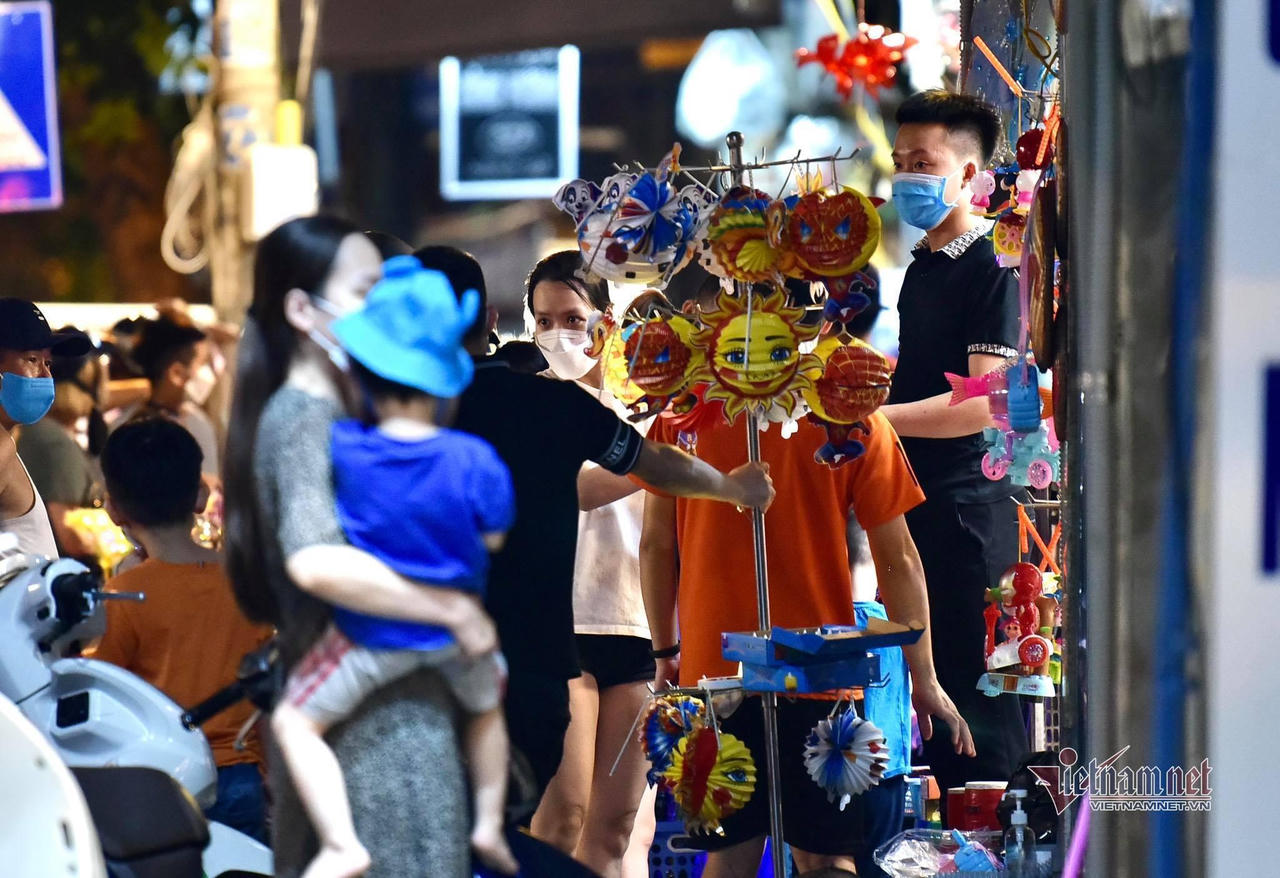 'Biển người' ở Hà Nội đổ ra đường vui Trung thu sau ngày dài giãn cách