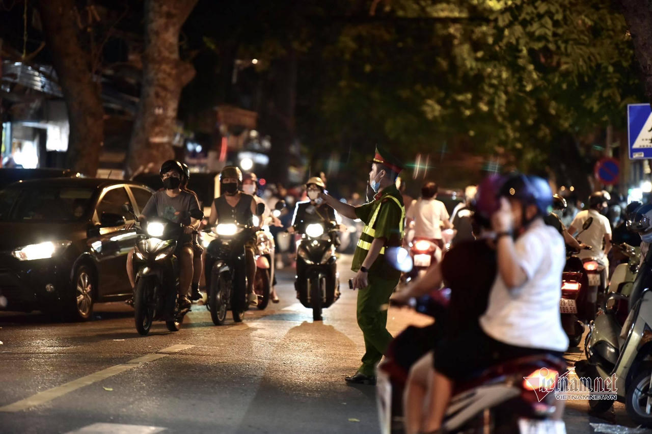 'Biển người' ở Hà Nội đổ ra đường vui Trung thu sau ngày dài giãn cách