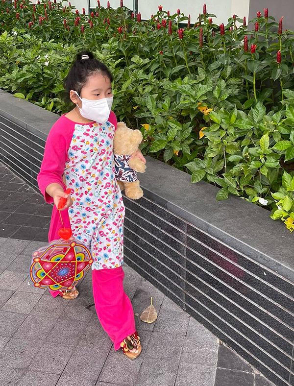 Sao Việt tự chế lồng đèn trung thu cho con