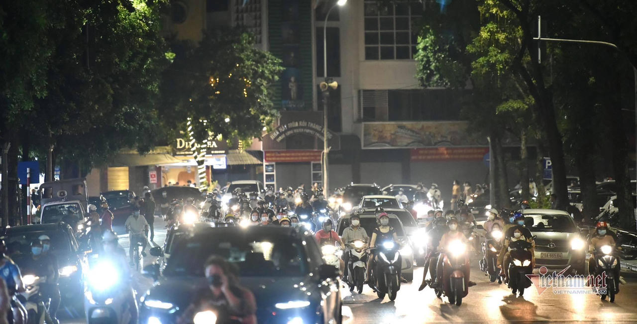 'Biển người' ở Hà Nội đổ ra đường vui Trung thu sau ngày dài giãn cách