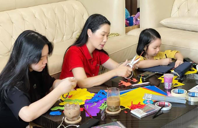 Sao Việt tự chế lồng đèn trung thu cho con