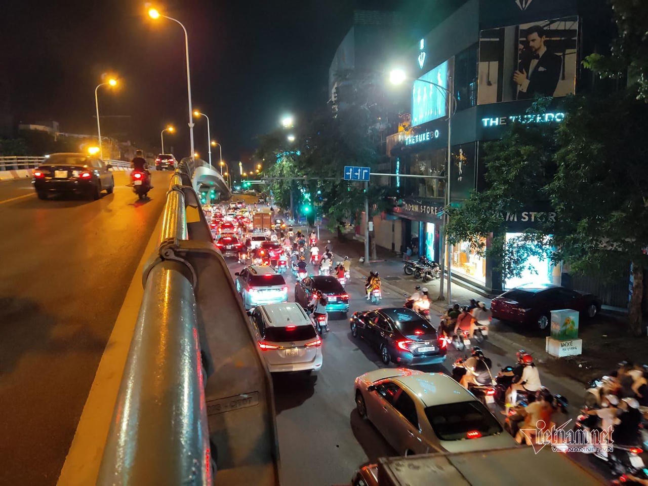 'Biển người' ở Hà Nội đổ ra đường vui Trung thu sau ngày dài giãn cách