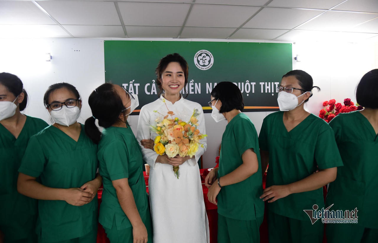 Đám cưới đặc biệt của nữ điều dưỡng trong bệnh viện dã chiến ở TP HCM