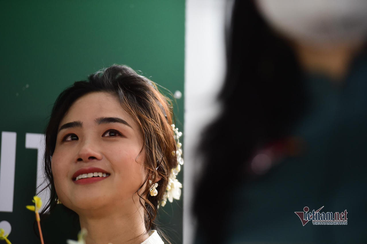 Đám cưới đặc biệt của nữ điều dưỡng trong bệnh viện dã chiến ở TP HCM