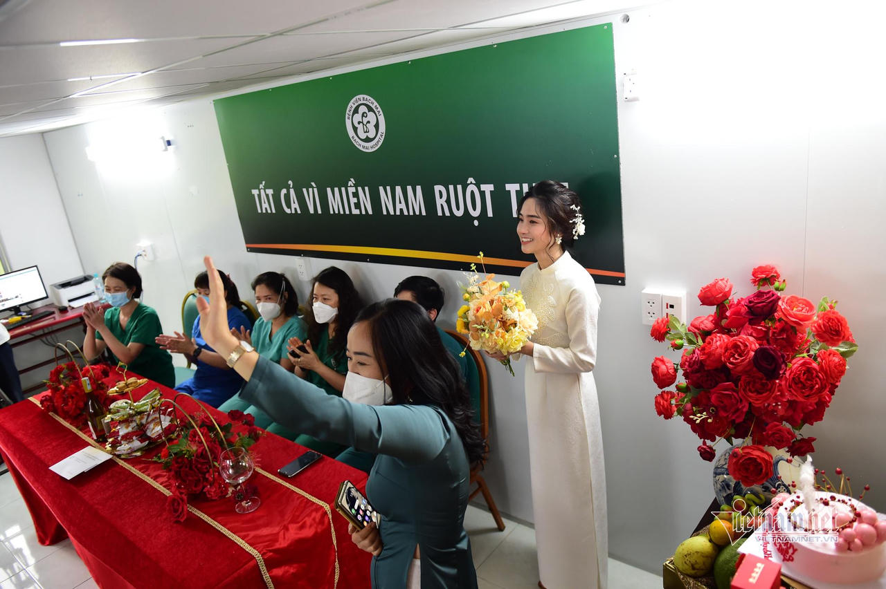 Đám cưới đặc biệt của nữ điều dưỡng trong bệnh viện dã chiến ở TP HCM