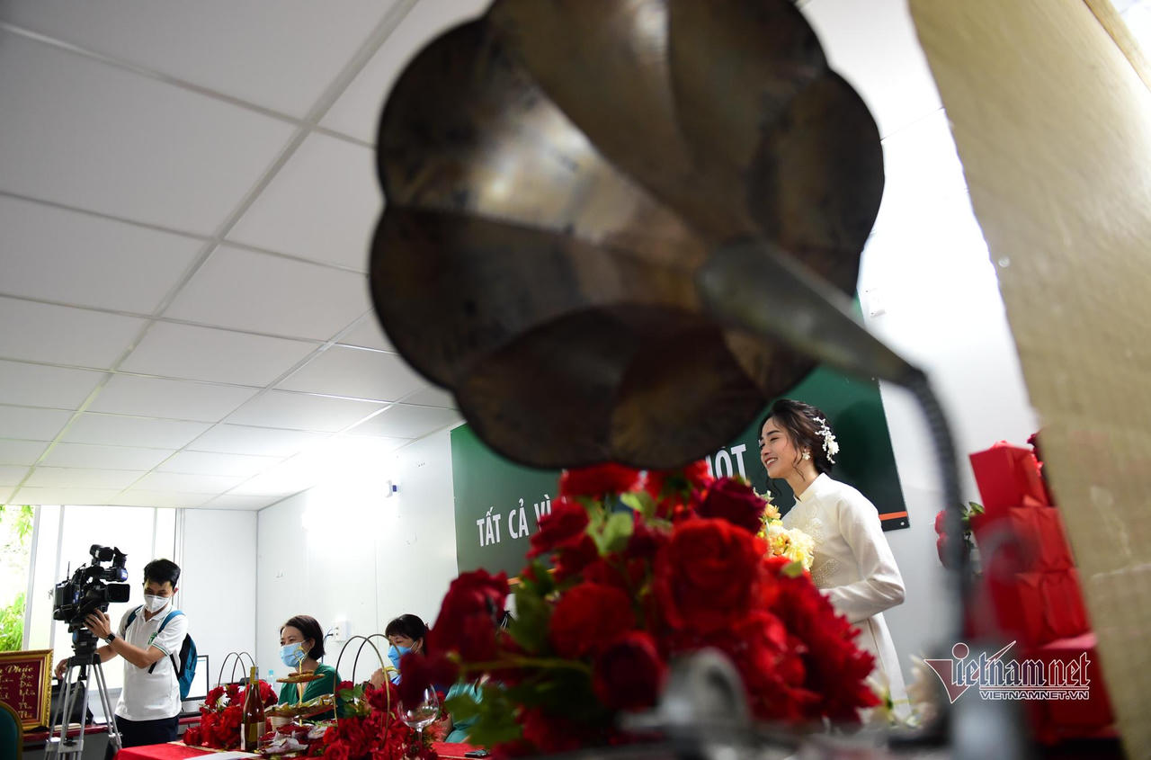 Đám cưới đặc biệt của nữ điều dưỡng trong bệnh viện dã chiến ở TP HCM