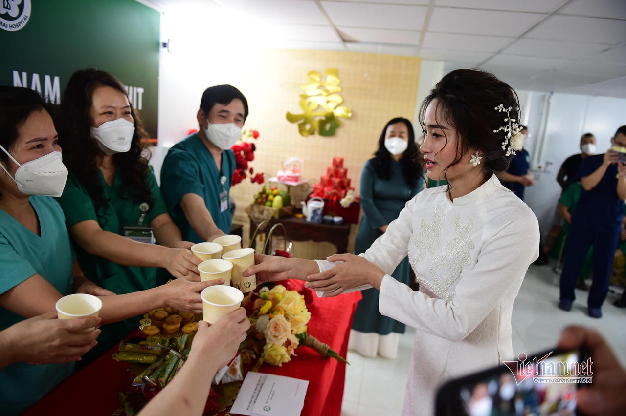 Đám cưới đặc biệt của nữ điều dưỡng trong bệnh viện dã chiến ở TP HCM