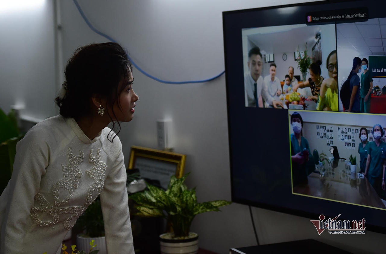 Đám cưới đặc biệt của nữ điều dưỡng trong bệnh viện dã chiến ở TP HCM