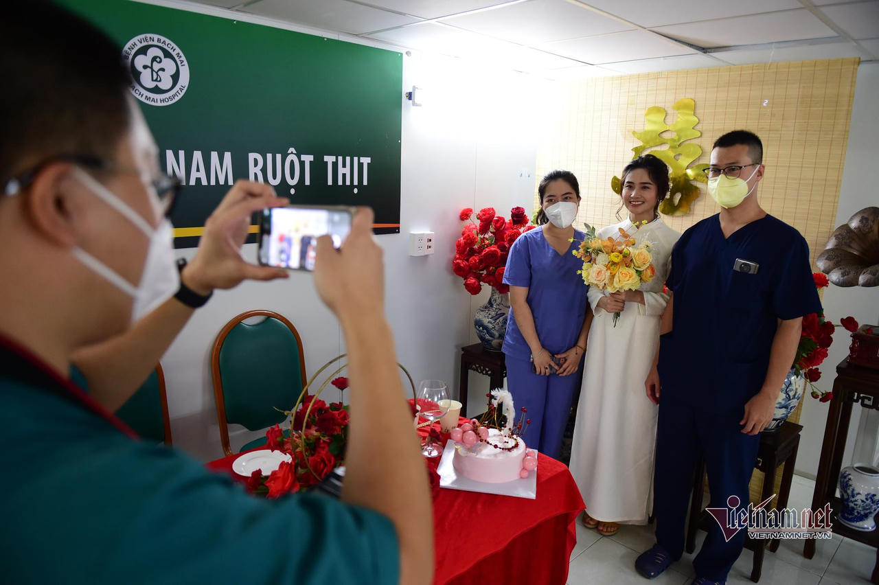 Đám cưới đặc biệt của nữ điều dưỡng trong bệnh viện dã chiến ở TP HCM