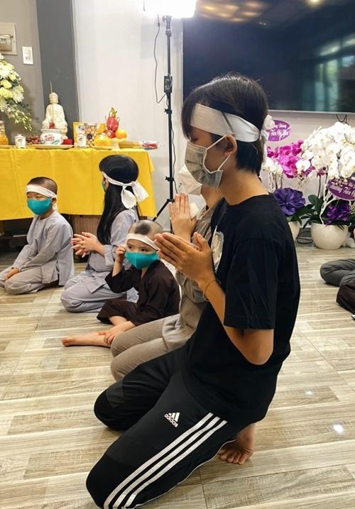 Các con nuôi tưởng nhớ Phi Nhung