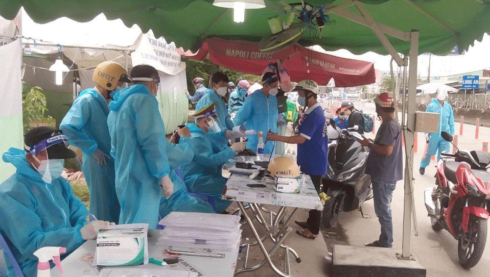 Chiến sĩ áo vàng đội mưa bám chốt, chặn COVID-19 tại các cửa ngõ TP HCM