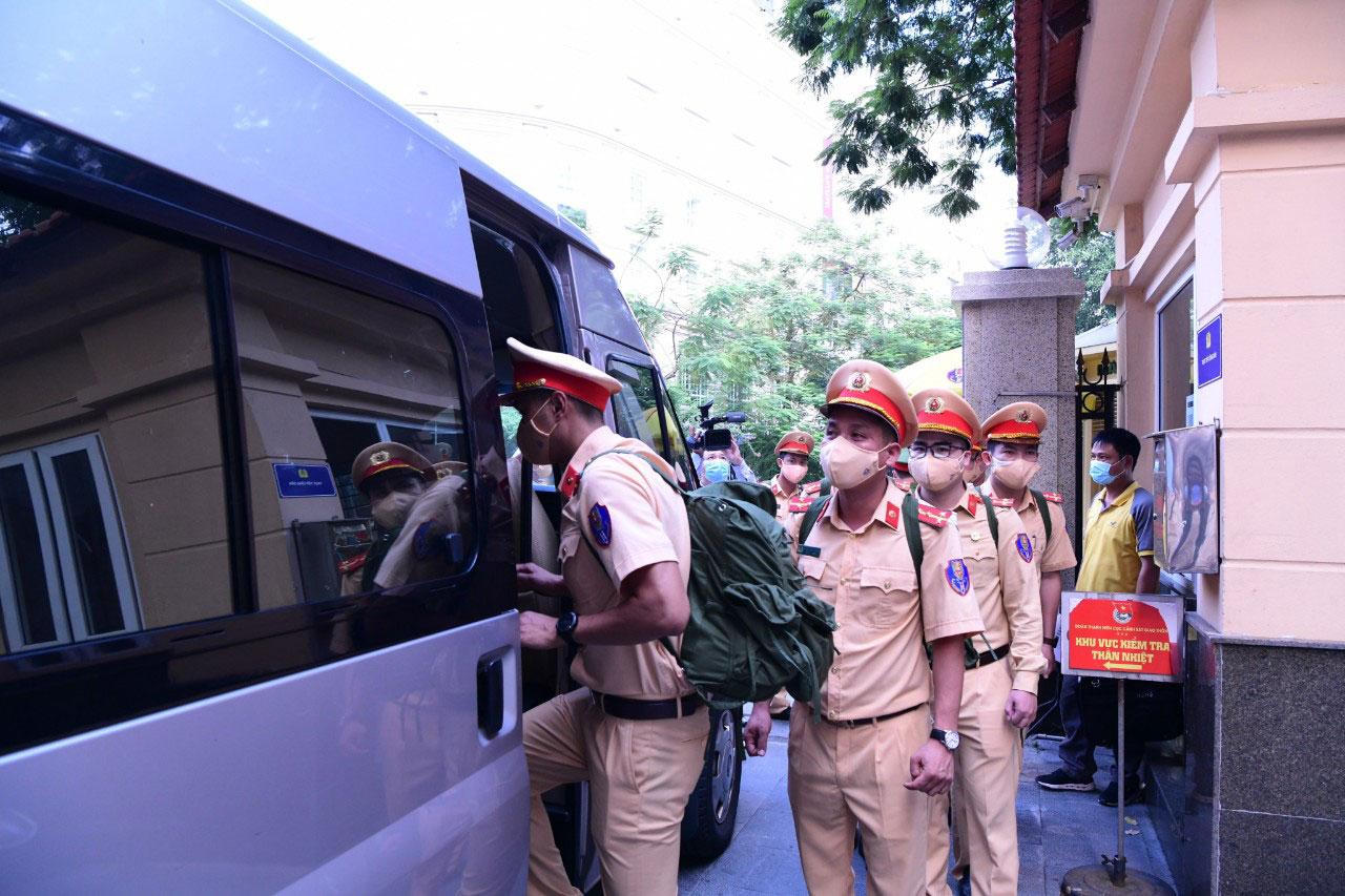 Chiến sĩ áo vàng đội mưa bám chốt, chặn COVID-19 tại các cửa ngõ TP HCM