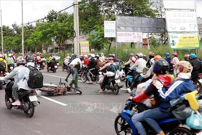Ấm lòng nữ học viên cảnh sát cõng người dân bị tai nạn trên đường về quê