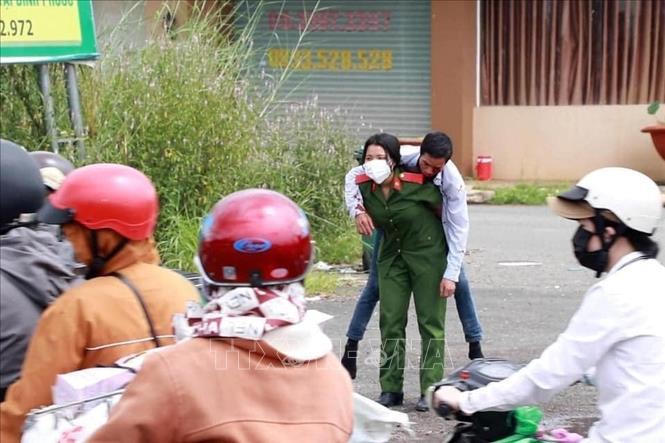 Ấm lòng nữ học viên cảnh sát cõng người dân bị tai nạn trên đường về quê