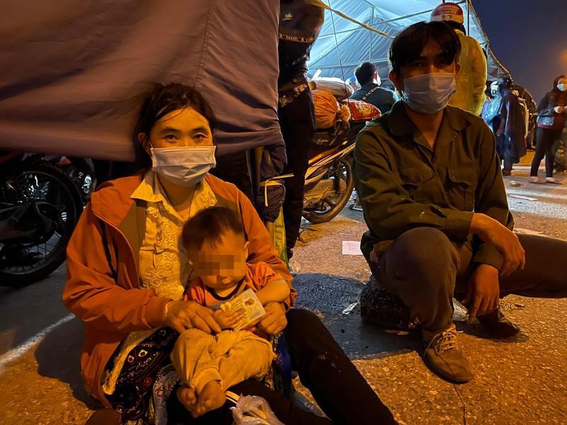 Cảm kích tấm lòng cán bộ trực chốt với người dân từ miền Nam về quê