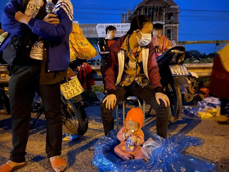 Cảm kích tấm lòng cán bộ trực chốt với người dân từ miền Nam về quê