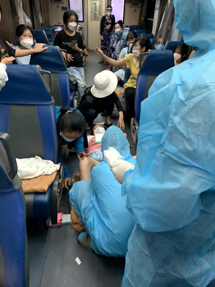 Xúc động cảnh đỡ đẻ trên chuyến tàu nghĩa tình về quê Quảng Bình