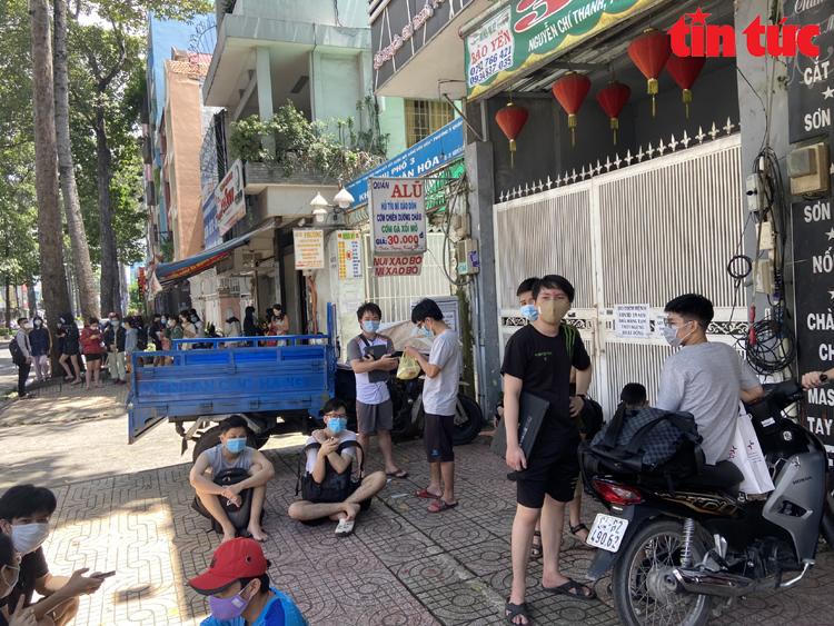Cháy ký túc xá ĐH Kinh tế TP HCM, sinh viên hoảng loạn