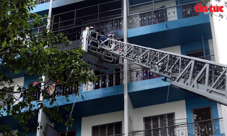 Cháy ký túc xá ĐH Kinh tế TP HCM, sinh viên hoảng loạn