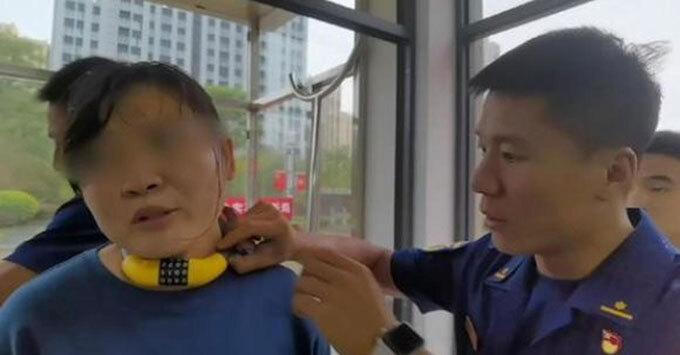 Bị con trai nghịch ngợm quàng khóa vào cổ, mẹ hoảng hốt cầu cứu cảnh sát