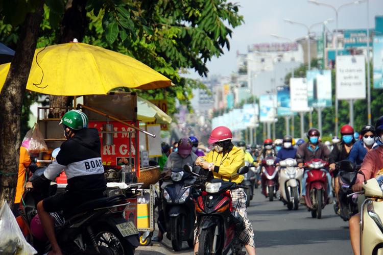 Giao thông TP HCM ùn ứ sáng đầu tuần