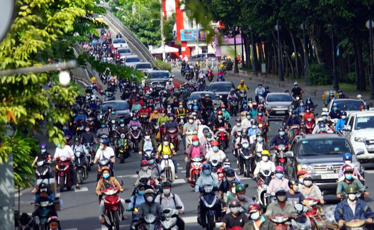 Giao thông TP HCM ùn ứ sáng đầu tuần