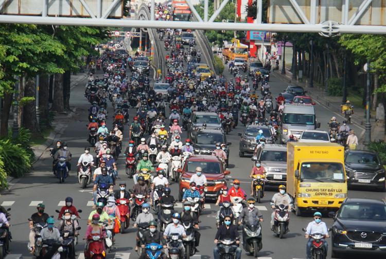 Giao thông TP HCM ùn ứ sáng đầu tuần