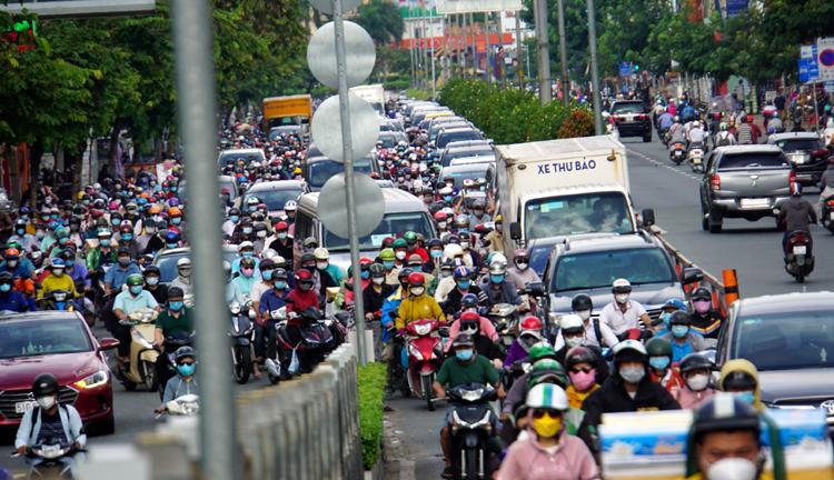 Giao thông TP HCM ùn ứ sáng đầu tuần