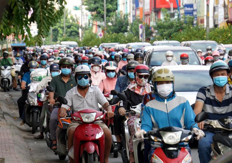 Giao thông TP HCM ùn ứ sáng đầu tuần