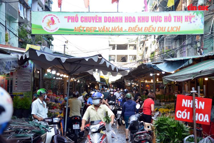 Chợ hoa lớn nhất TP HCM nhộn nhịp trước ngày 20/10