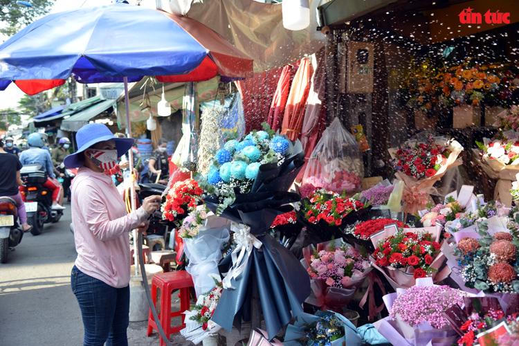 Chợ hoa lớn nhất TP HCM nhộn nhịp trước ngày 20/10