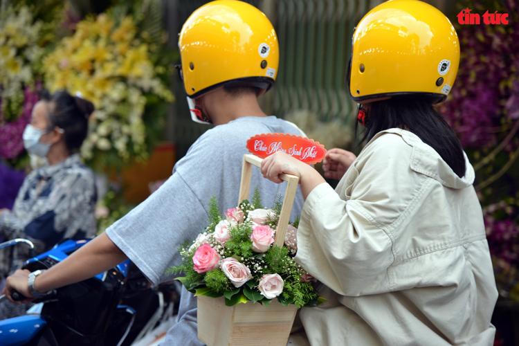 Chợ hoa lớn nhất TP HCM nhộn nhịp trước ngày 20/10