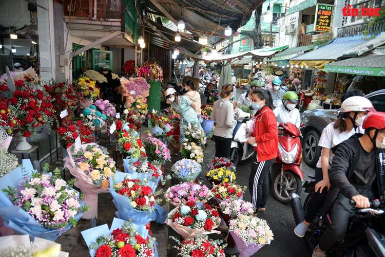 Chợ hoa lớn nhất TP HCM nhộn nhịp trước ngày 20/10