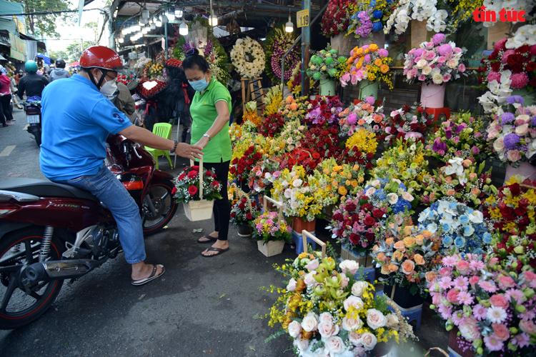 Chợ hoa lớn nhất TP HCM nhộn nhịp trước ngày 20/10