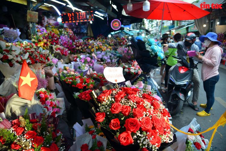 Chợ hoa lớn nhất TP HCM nhộn nhịp trước ngày 20/10