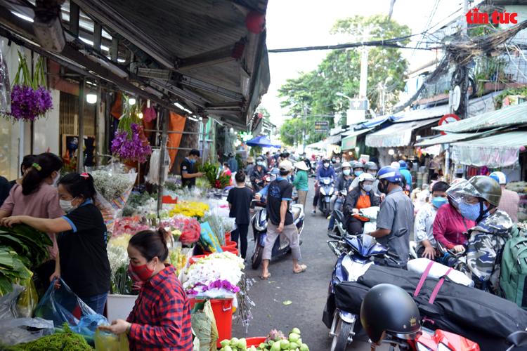 Chợ hoa lớn nhất TP HCM nhộn nhịp trước ngày 20/10