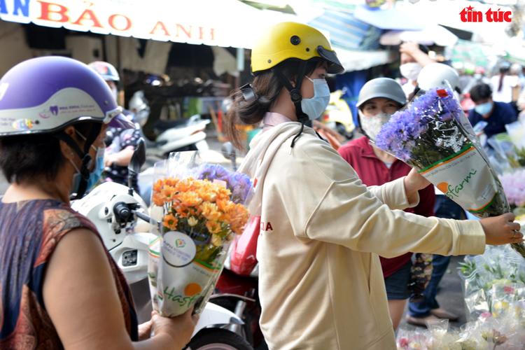 Chợ hoa lớn nhất TP HCM nhộn nhịp trước ngày 20/10