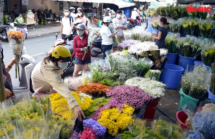 Chợ hoa lớn nhất TP HCM nhộn nhịp trước ngày 20/10
