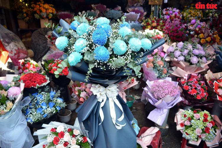 Chợ hoa lớn nhất TP HCM nhộn nhịp trước ngày 20/10