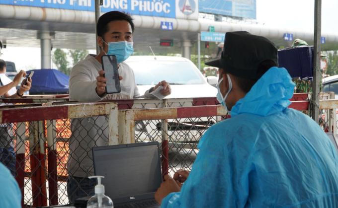 12 chốt cửa ngõ TP HCM dừng kiểm tra giấy xét nghiệm