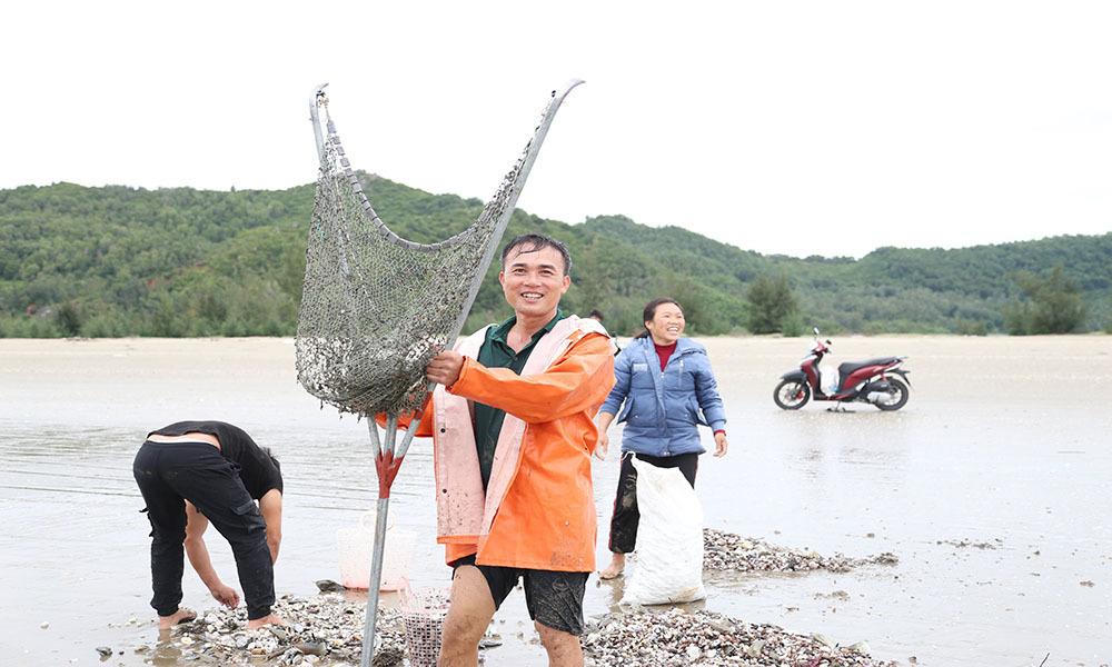 'Lộc trời' trồi lên cả đống đầy bãi biển sau lũ, ngư dân vớt bộn tiền