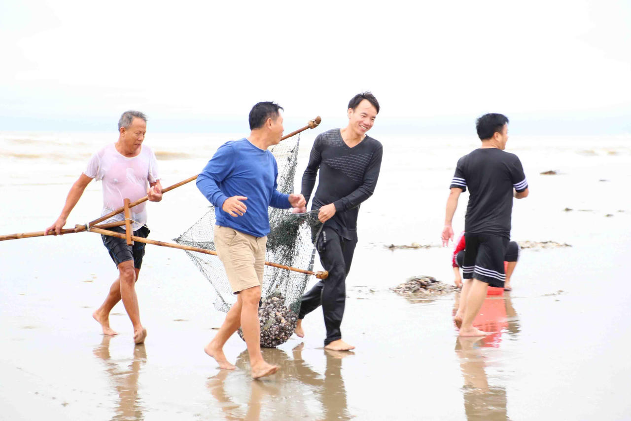 'Lộc trời' trồi lên cả đống đầy bãi biển sau lũ, ngư dân vớt bộn tiền