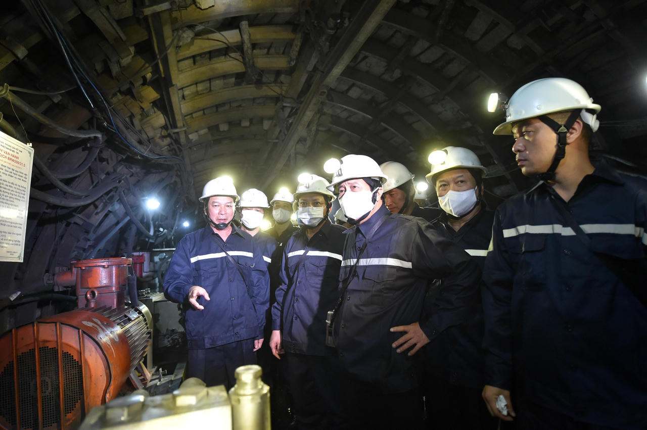 Phó Thủ tướng Lê Văn Thành xuống hầm mỏ sâu gần 300m động viên công nhân ngành than