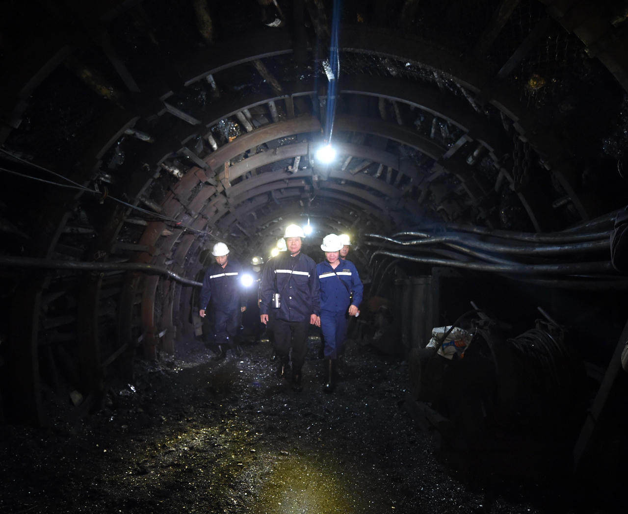 Phó Thủ tướng Lê Văn Thành xuống hầm mỏ sâu gần 300m động viên công nhân ngành than