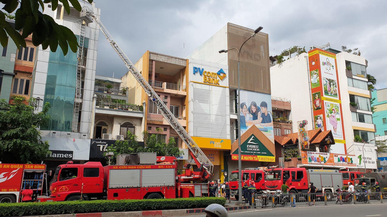 16 người mắc kẹt trong đám cháy nhà trọ 5 tầng ở TP HCM