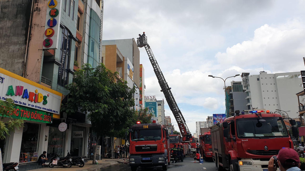 16 người mắc kẹt trong đám cháy nhà trọ 5 tầng ở TP HCM
