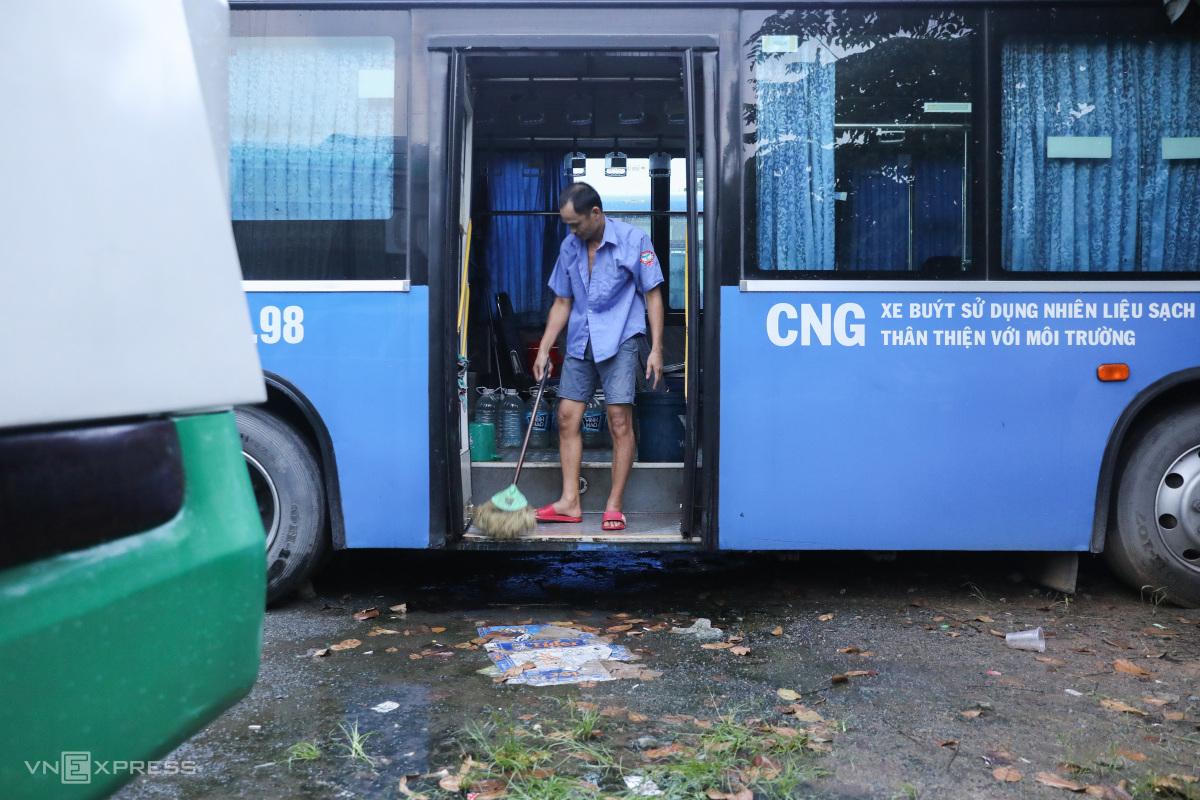 Nam tiếp viên sống trên xe buýt suốt 4 tháng 